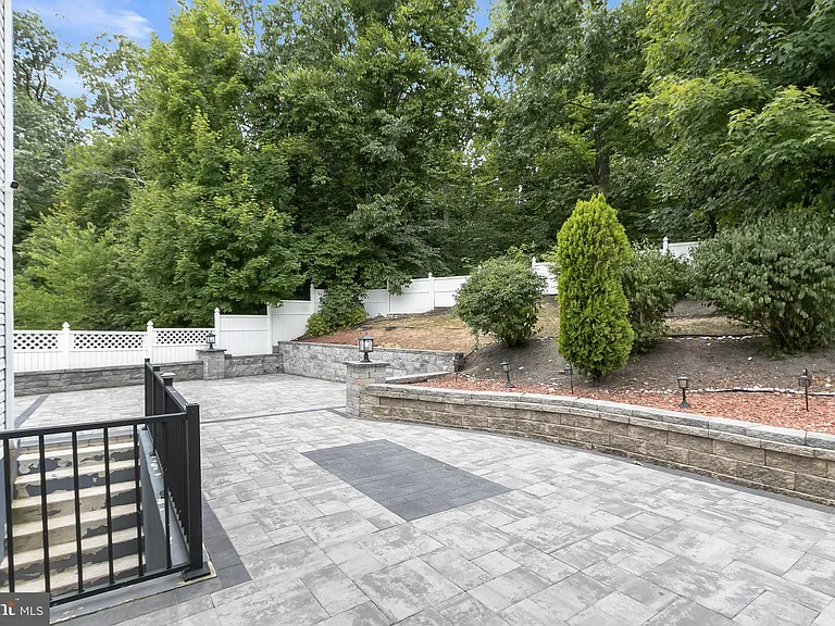 7202 Exbury Ct — Photo 49