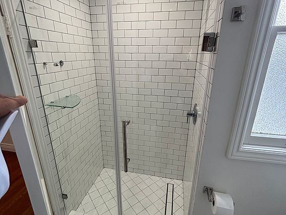 5th image of 2217 Scott St APT 402