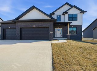 1617 Rustic Oak Dr, Washington, IL 61571