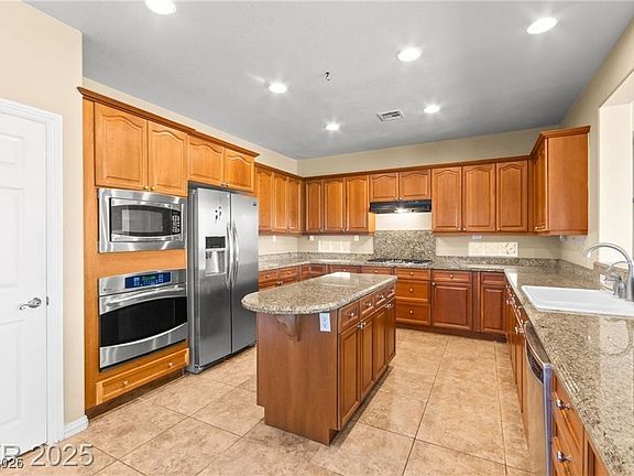 3rd image of 2900 Carmelo Dr