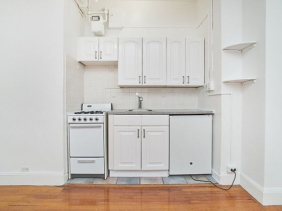 5th image of 135 E 50th St APT 9K