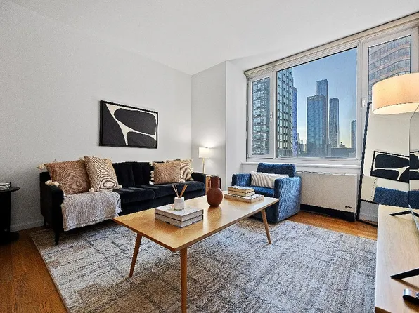 635 W 42nd St APT 15K, New York, NY 10036