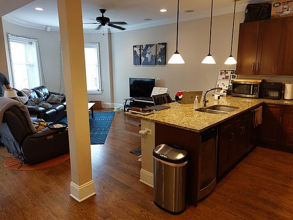 4th image of 648 W Wellington Ave APT 2W