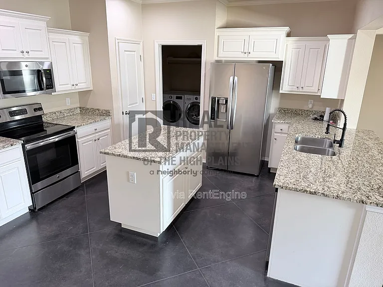 7700 Legacy Pkwy — Photo 3