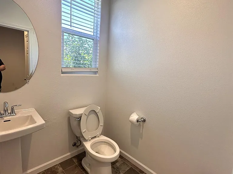 2893 N Schneider Ave — Photo 14