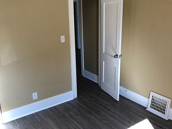 5th image of 1015 E Hines Ave