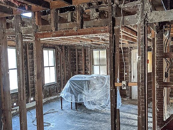 1st floor, lots of windows