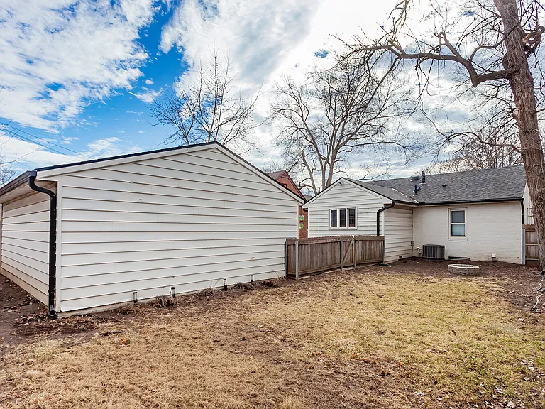 1829 Locust St — Photo 3