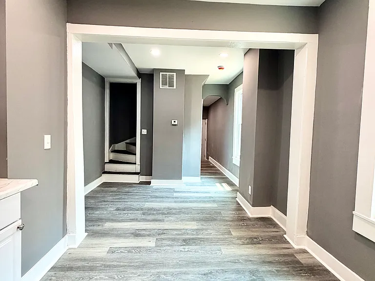 500 N Port St — Photo 3