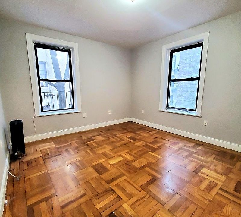 2nd image of 560 W 192nd St #F1
