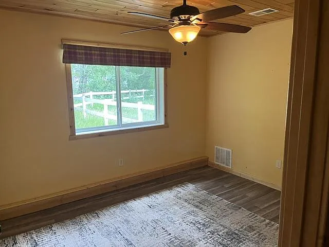 10012 Strawberry Lake Rd — Photo 5