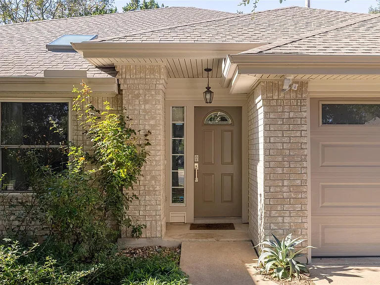 8820 Escabosa Dr — Photo 2