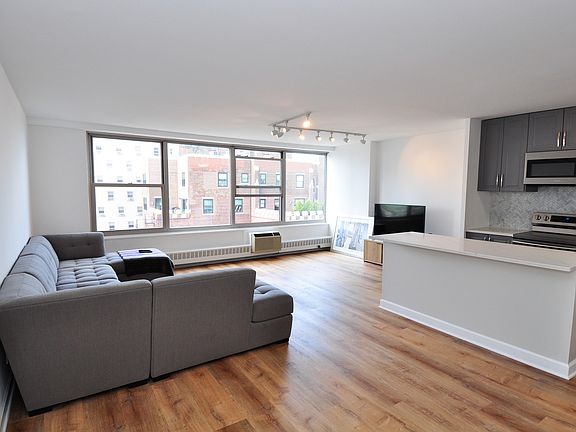 2nd image of 3900 N Lake Shore Dr APT 21G
