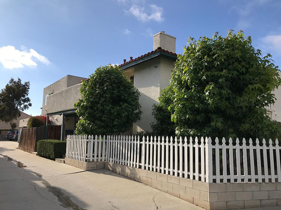 Front view of 4-pled with driveway
