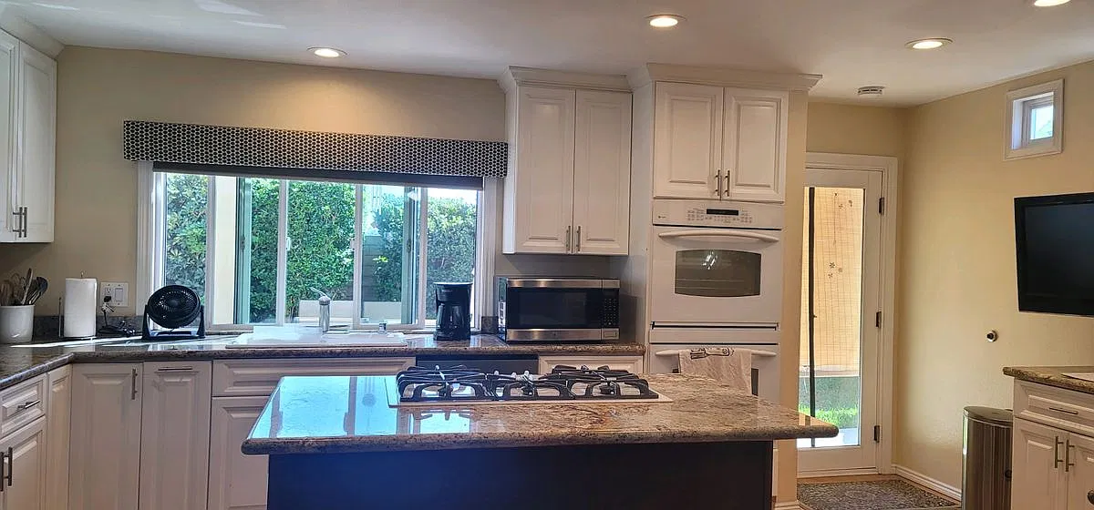 4 bed, 2.5 bath, 2422 sqft, $6,500 — Photo 2