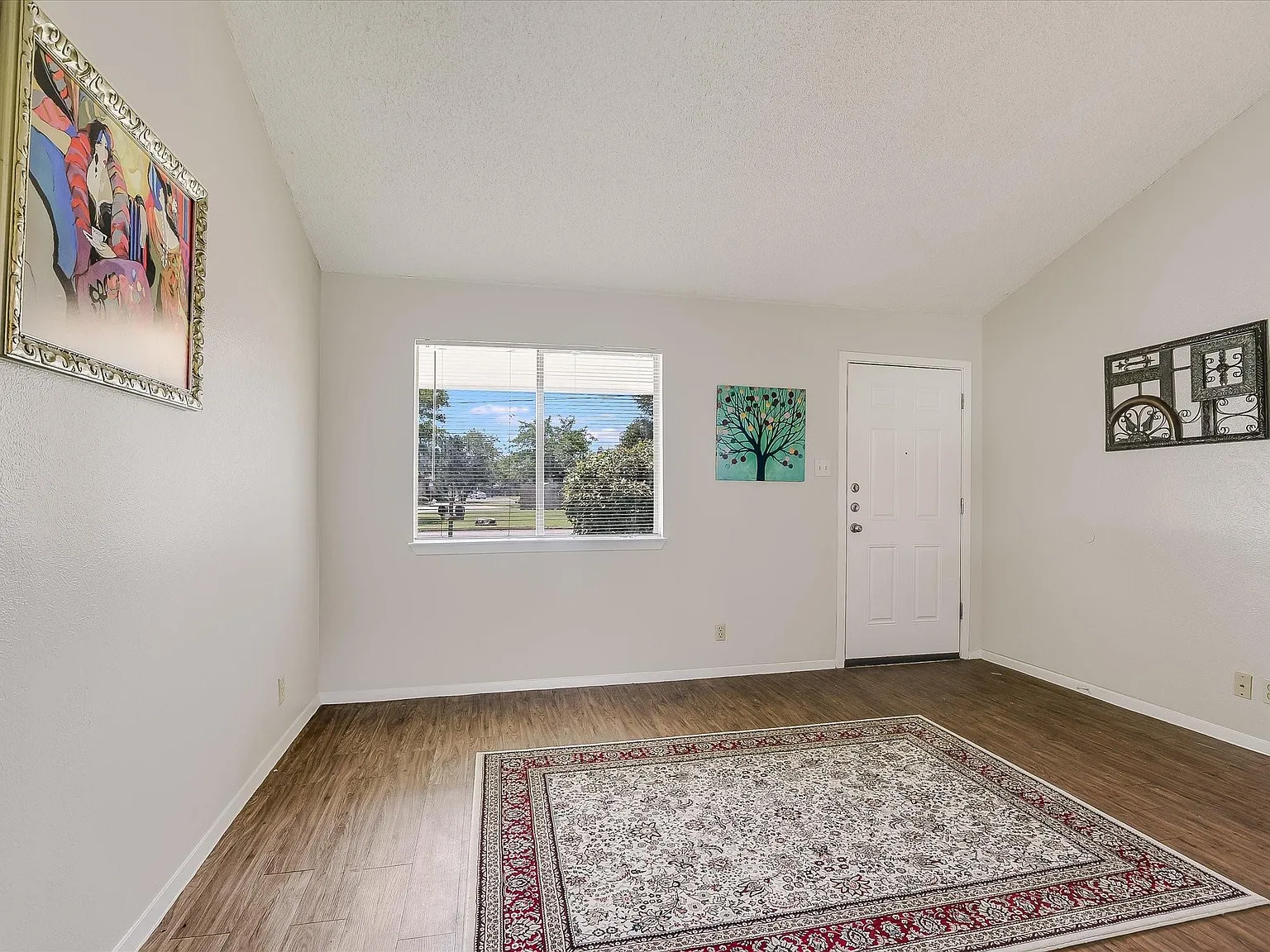 2 bed, 1.0 bath, 863 sqft, $1,300 — Photo 3