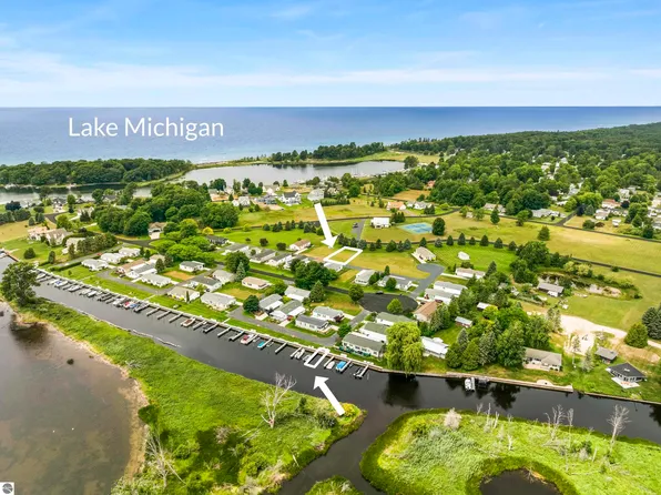 3316 Lakeland Dr, Arcadia, MI 49613