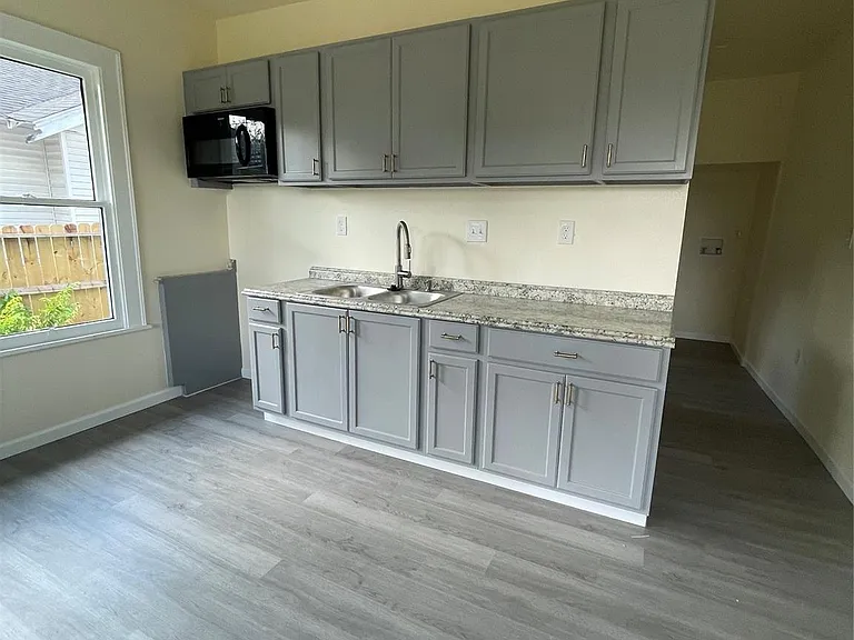 2119 Davis St — Photo 18