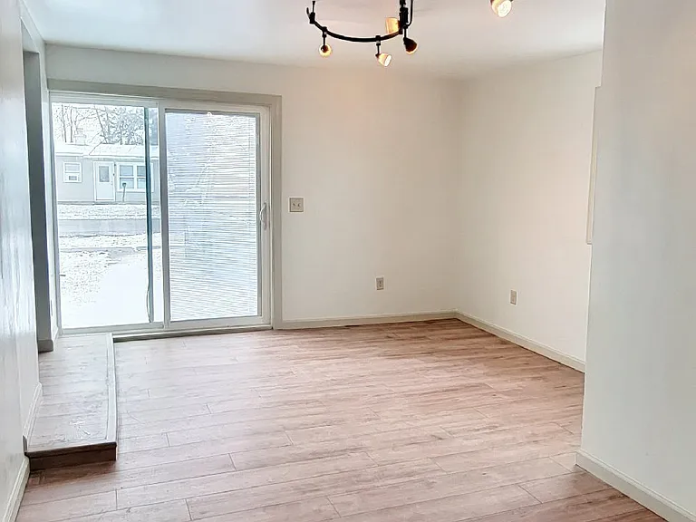 1228 Garden Ln — Photo 10