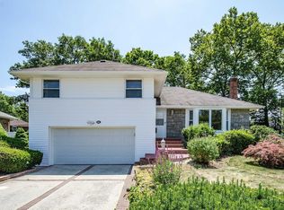 866 Pepperidge Rd, Westbury, NY 11590