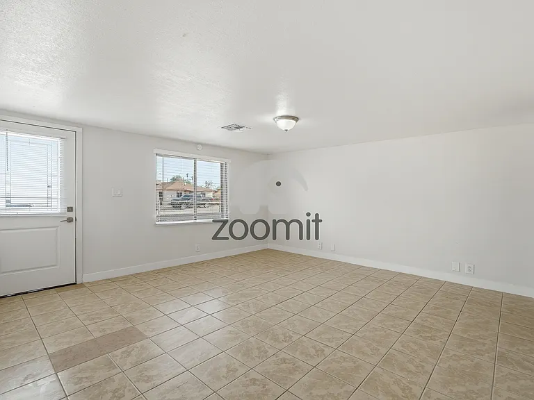 920 E 4th St — Photo 21