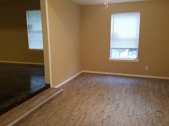 3rd image of 439 Schmeltzer Ln