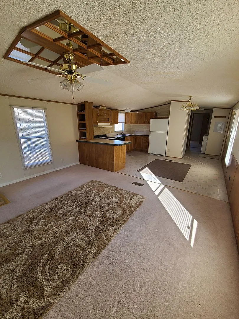 Newer 2 Bed 1 Bath Mobile Home — Photo 4