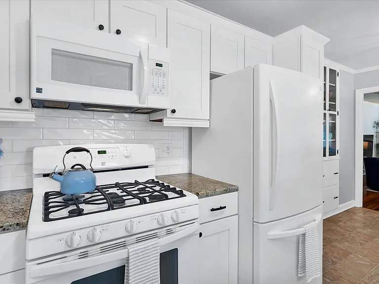 260 E Connecticut Ave — Photo 6