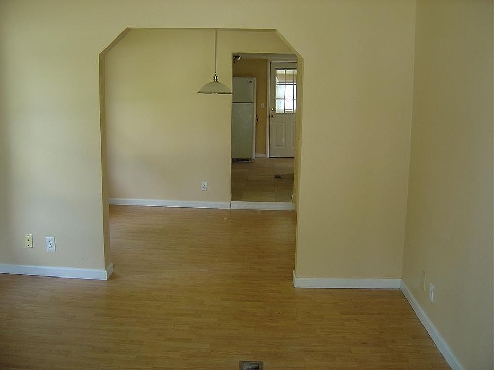 1st image of 920 NE 8th Ave