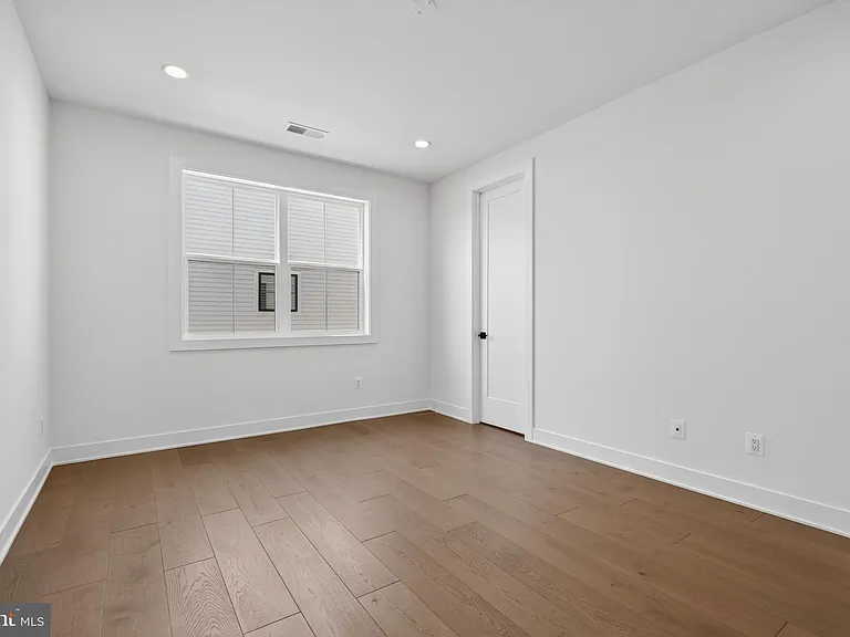 861 N Manchester St — Photo 57