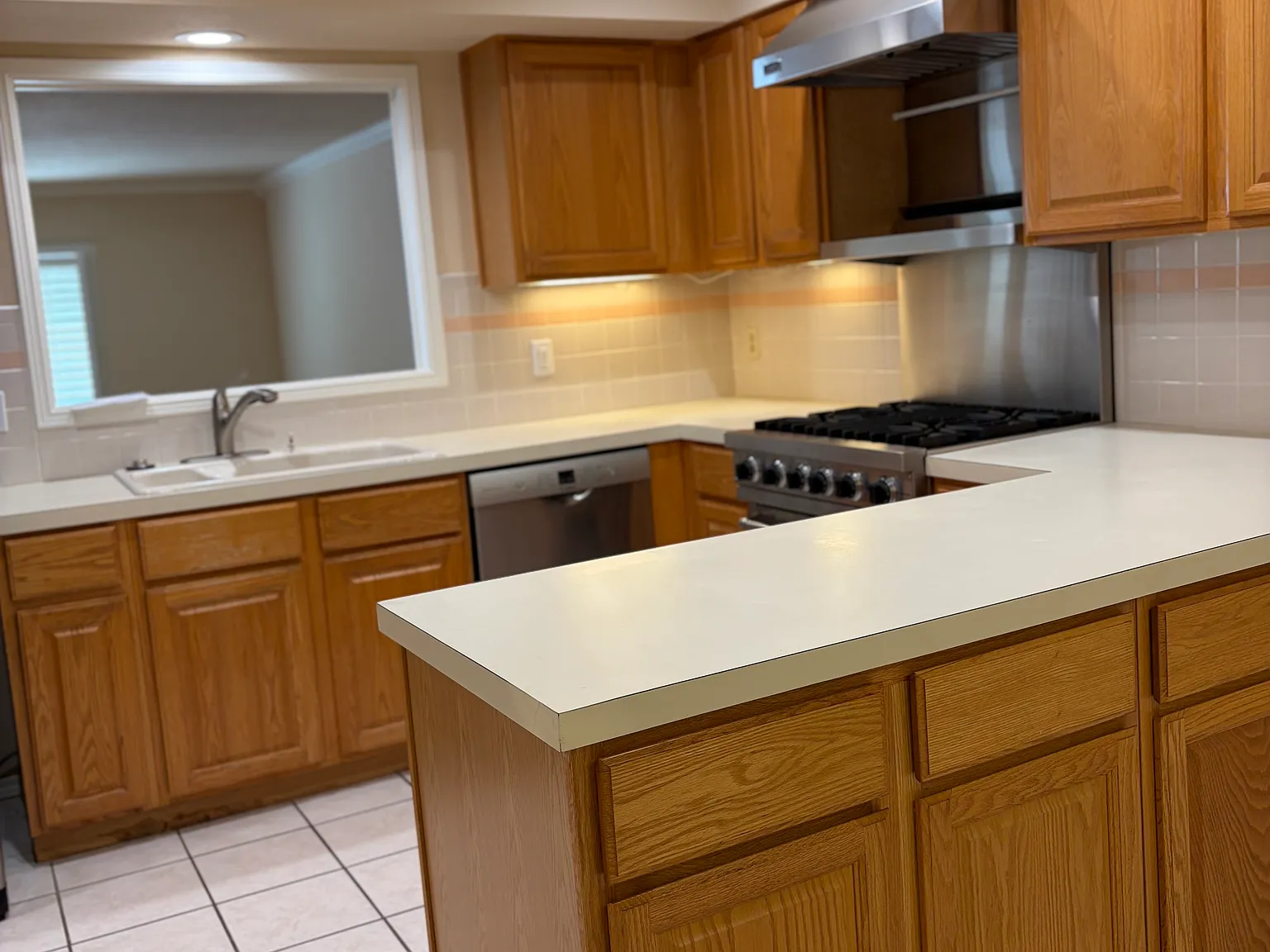 3 bed, 2.5 bath, 2268 sqft, $2,300 — Photo 2