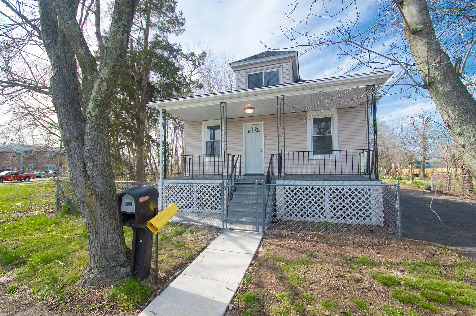 489 Lewis St photo 1