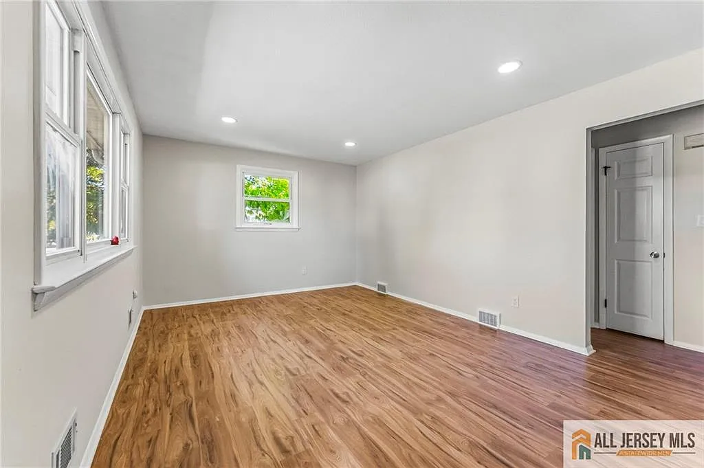 4 bed, 1.0 bath, 1075 sqft, $3,000 — Photo 4