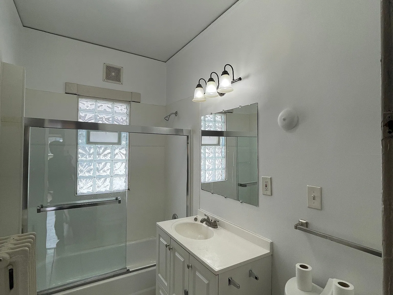 3 bed, 1.0 bath, 1500 sqft, $1,325 — Photo 3