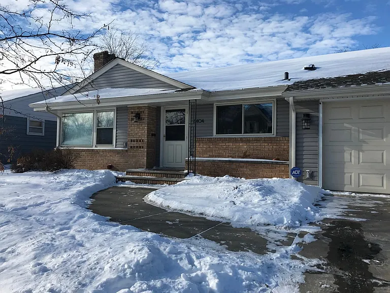 6104 Elliot Ave — Photo 2