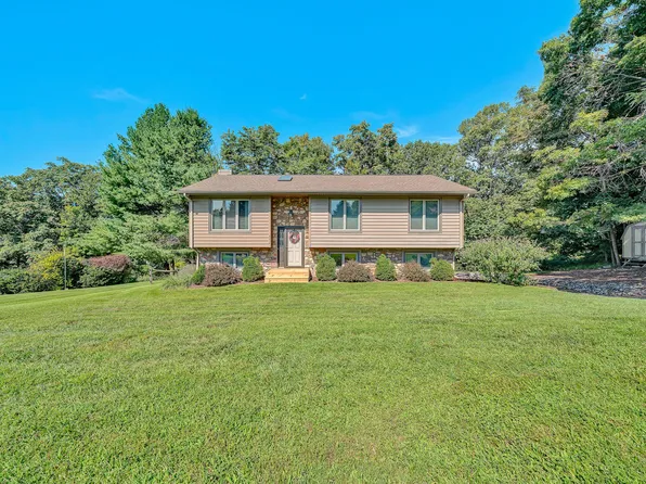 8034 Forest Edge Dr, Roanoke, VA 24018