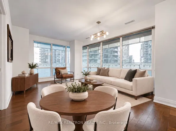 80 John St #2206, Toronto, ON M5V 3X4
