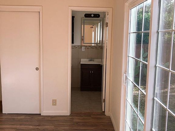 5th image of 220 Whirlaway Dr