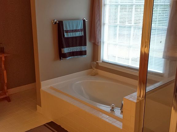 4th image of 2415 Westport Cir SW