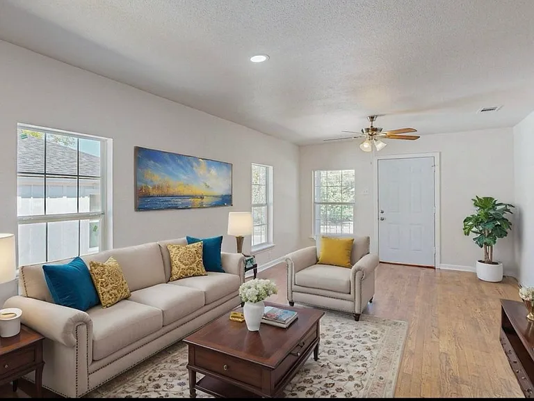 703 S Ravinia Dr — Photo 2