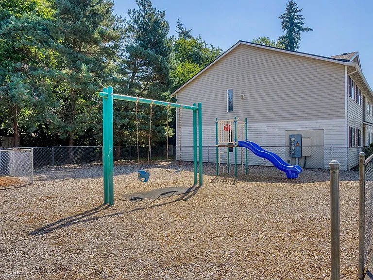 Windsor Manor Apartments — Photo 15