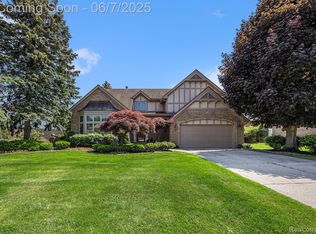 31220 Country Ridge Cir, Farmington Hills, MI 48331