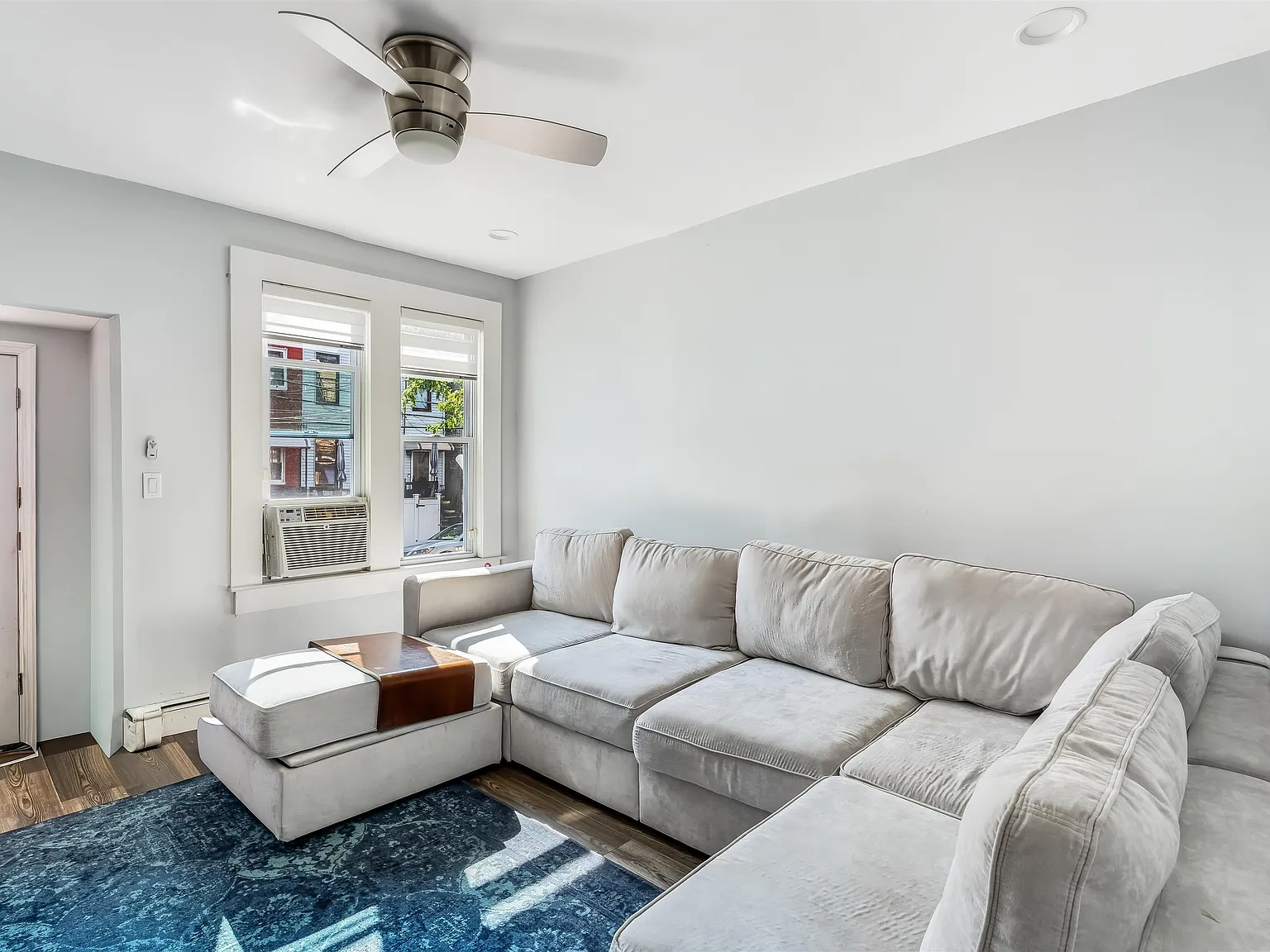 3 bed, 2.5 bath, 1435 sqft, $4,100 — Photo 4