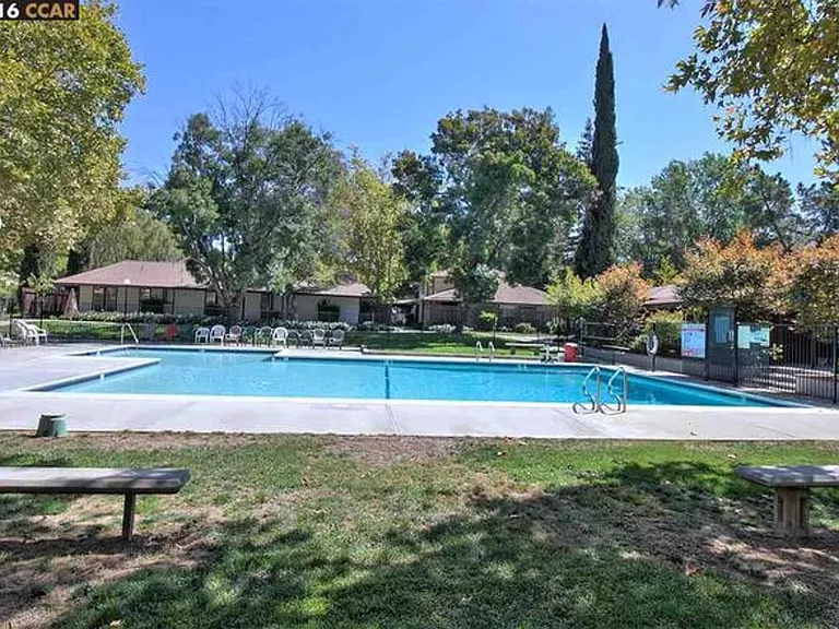 5420 Roundtree Ct #B — Photo 7