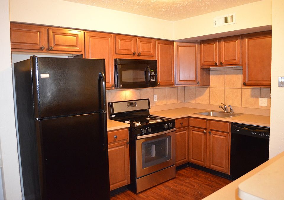 Kitchen has all appliances