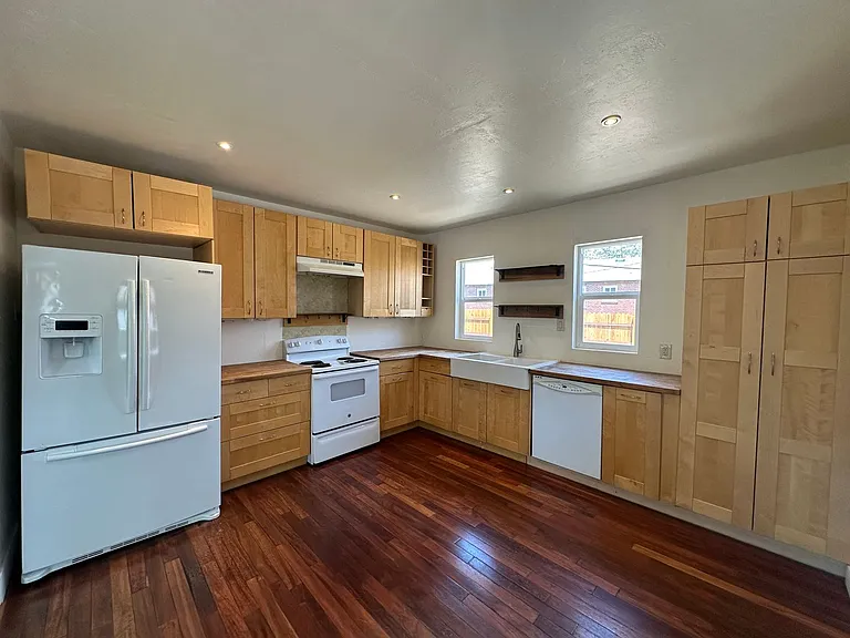 982 Vine St — Photo 6