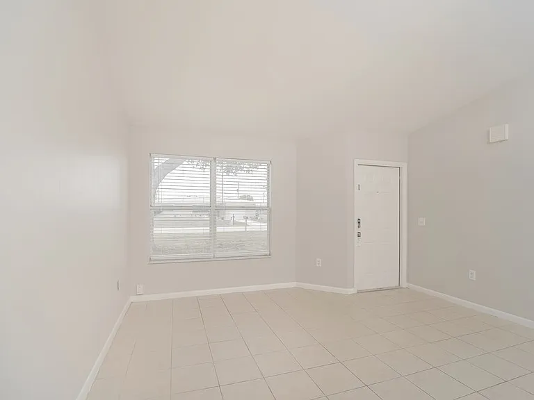 2122 SE 6th Ln — Photo 3