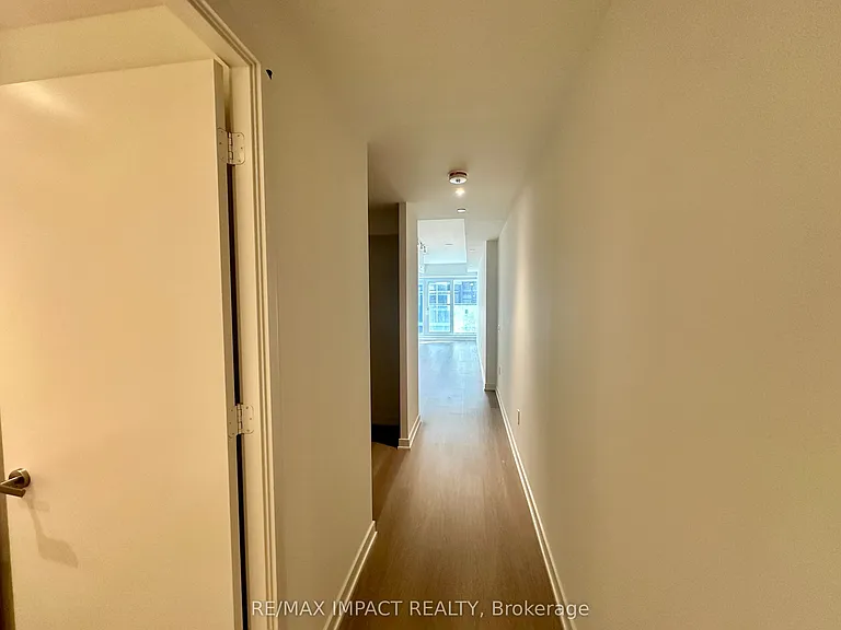 448 Burnhamthorpe Rd W — Photo 6