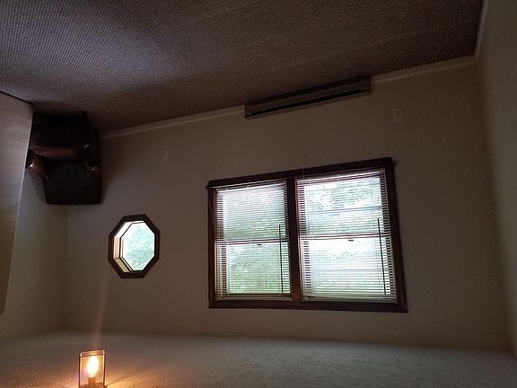 3rd image of 9 Twin Meadow Dr