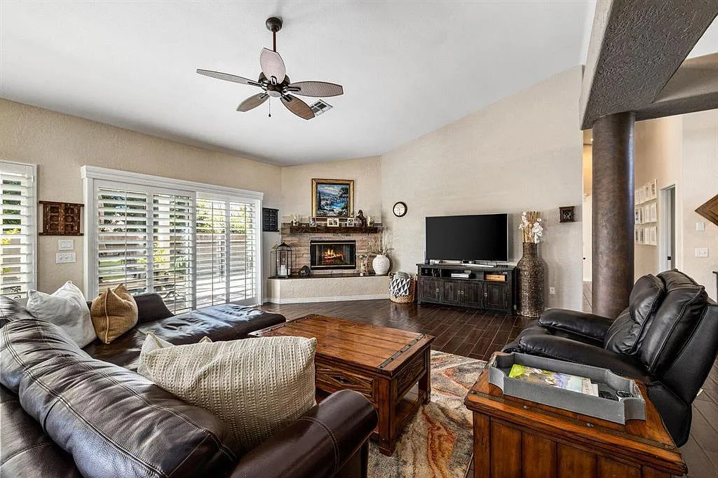 4 bed, 2718 sqft, $4,800 — Photo 2
